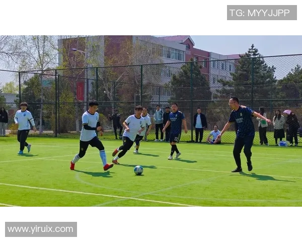 足球明星齐铃风采：从赛场到生活的多彩人生与魅力展现